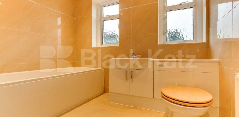 			NEW INSTRUCTION - Beautiful House !, 3 Bedroom, 1 bath, 1 reception House			 Chase Way, Southgate